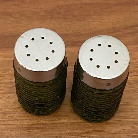 Vintage MCM Mid Century Modern Avocado Green Textured Glass Salt & Pepper Shaker - Picture 2 of 13